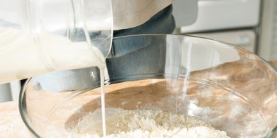 Perché è importante aggiungere gradatamente i liquidi, soprattutto l’acqua, nell’impasto?