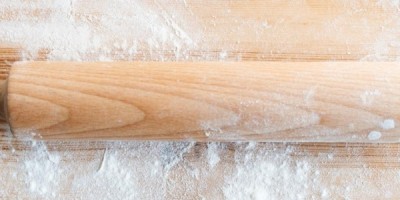 Che cosa significa stendere l'impasto su un "tavolo infarinato"?